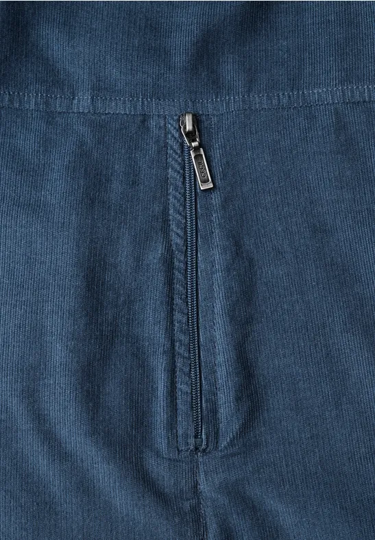 Nahaufnahme einer blauen Cordjacke mit vertikaler Reißverschlusstasche