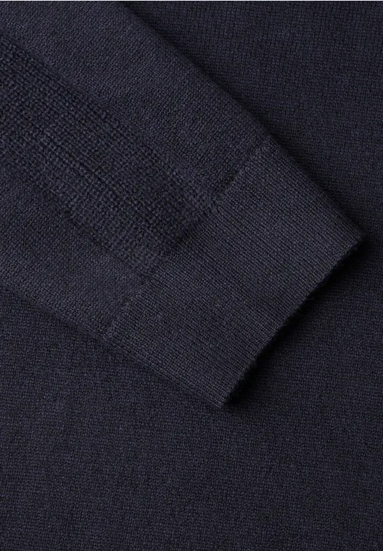 Close-up van een donkerblauw gebreide trui met boord