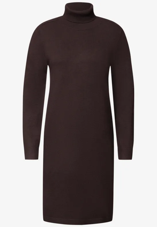 Braunes, tailliertes Strickkleid mit Rollkragen und langen Ärmeln.