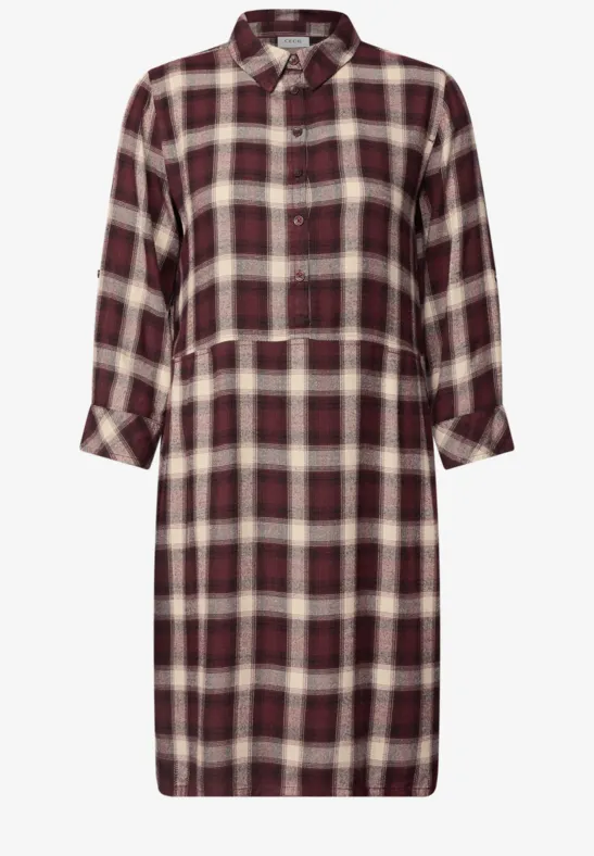 Rotes kariertes Hemdkleid mit langen Ärmeln und Knopfleiste, locker geschnitten.