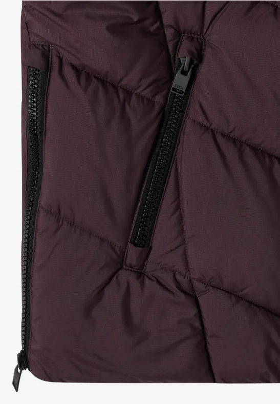 Nahaufnahme einer dunkelroten Steppjacke mit sichtbaren Reißverschlusstaschen.