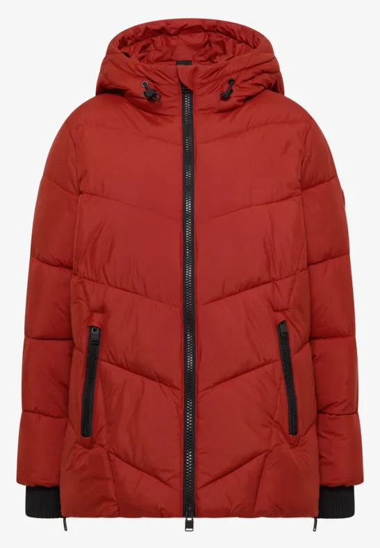 Rote wattierte Winterjacke mit Kapuze, seitlichen Reißverschlusstaschen und schwarzen Bündchen.