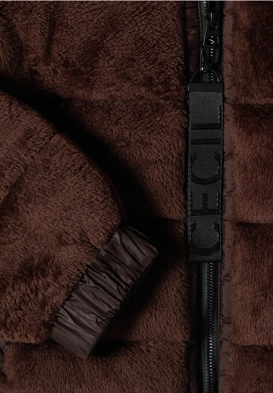Brauner, flauschiger Fleece-Pullover mit sichtbarem Reißverschluss und Markenlogo am Zipper