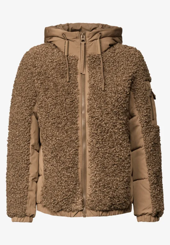 Veste marron en polaire imitation peau de mouton, capuche et empiècements matelassés aux manches et côtés.