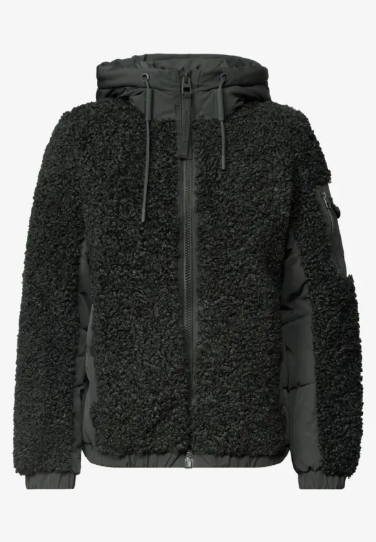 Veste en teddy noir à capuche avec empiècements latéraux lisses.