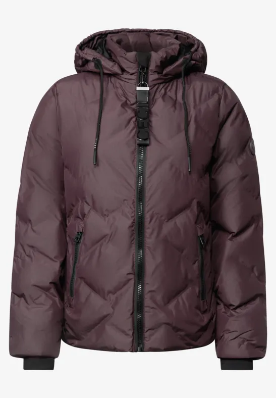 Eine gesteppte, dunkelrote Kapuzenjacke mit Reißverschluss und Seitentaschen.