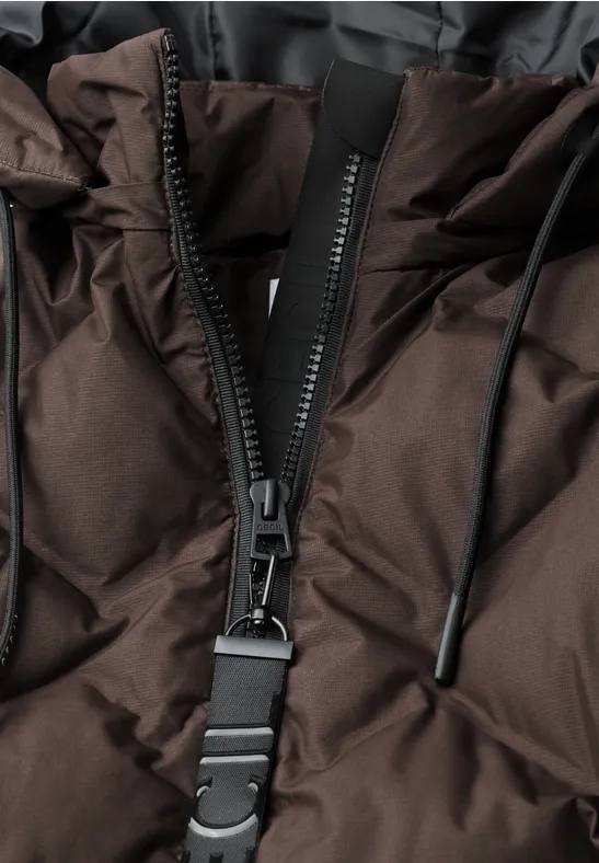 Nahaufnahme einer dunkelbraunen Steppjacke mit Reißverschluss und Kordelzug
