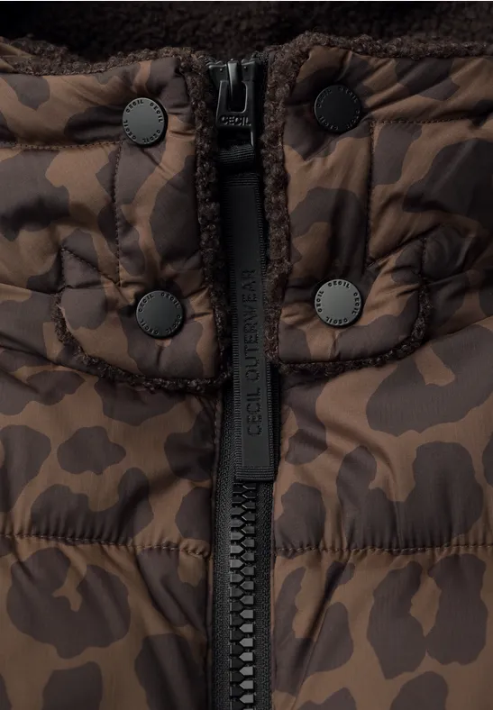 Braune Camouflage-Steppjacke mit Reißverschluss und Druckknöpfen im Kragenbereich.