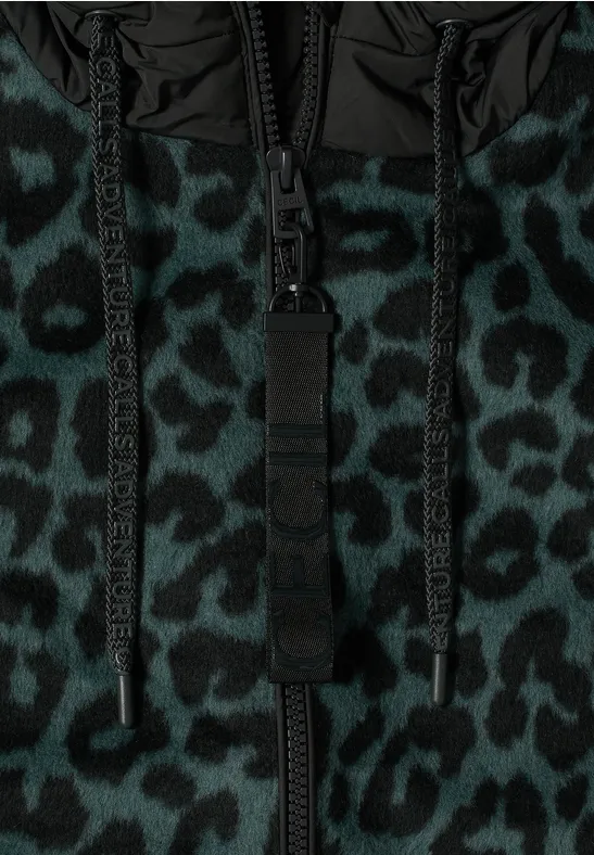 Kapuzensweatshirt mit mittigem Reißverschluss und dunkelgrünem Leopardenmuster, schwarze Kordeln.