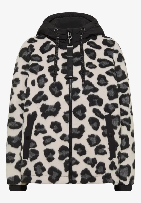 Jacke mit weißem Grund und schwarzem Leopardenmuster, Reißverschluss, Kapuze und Seitentaschen.