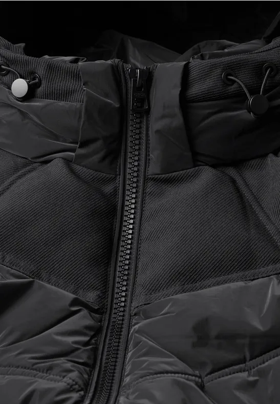 Schwarze Steppjacke mit Reißverschluss, hohem Kragen und Kapuze