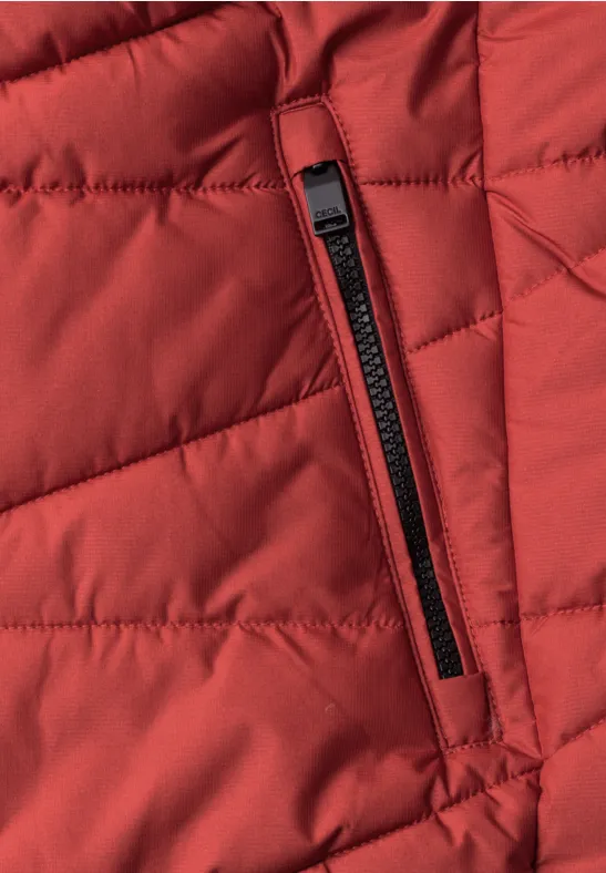 Rote gesteppte Jacke mit sichtbarem Reißverschluss an einer Tasche