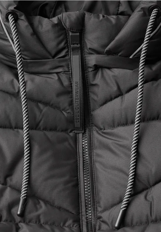 Schwarze gesteppte Winterjacke mit durchgehendem Reißverschluss und kontrastierenden Kordeln am Kragen.