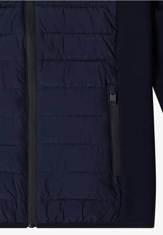 Dunkelblaue gesteppte Jacke mit durchgehendem Reißverschluss und zwei seitlichen Eingrifftaschen.