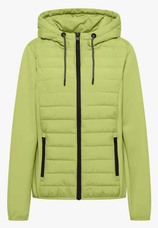 Veste matelassée vert clair, capuche ajustée, fermeture éclair et poches zippées contrastantes.