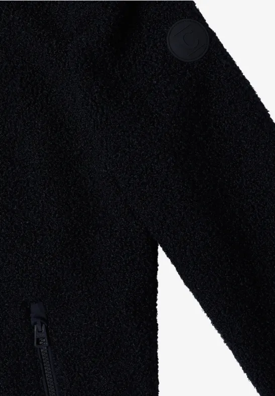 Nahaufnahme eines schwarzen Fleece-Oberteils mit Reißverschluss und weichem, flauschigem Material.