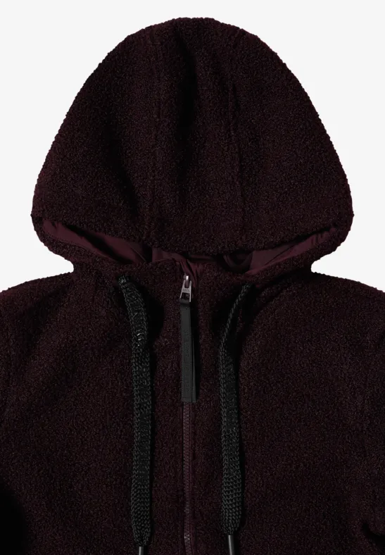 Flauschige, dunkelrote Kapuzenjacke mit Reißverschluss und Kordeln.