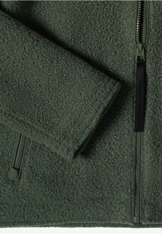 Grüner Fleece-Pullover mit Reißverschluss und Taschen.