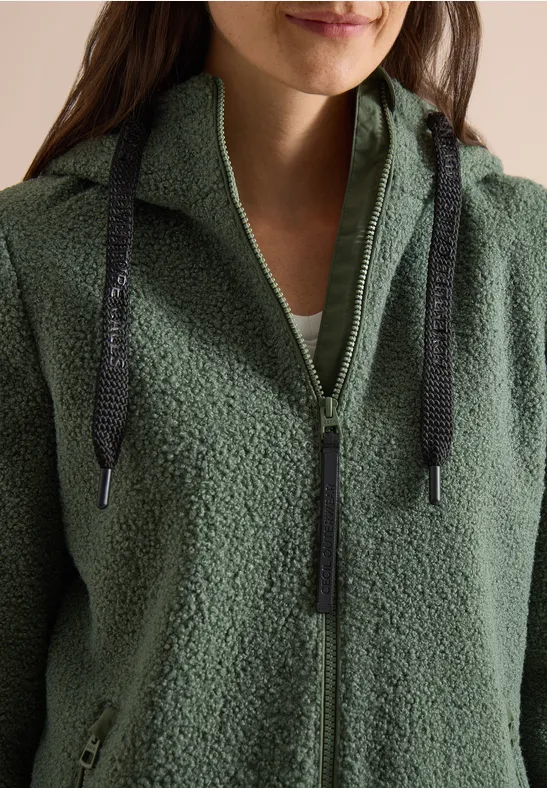 Damen-Fleecejacke in Olivgrün mit Reißverschluss, Kapuze mit Kordeln und weichem Teddy-Fleece.