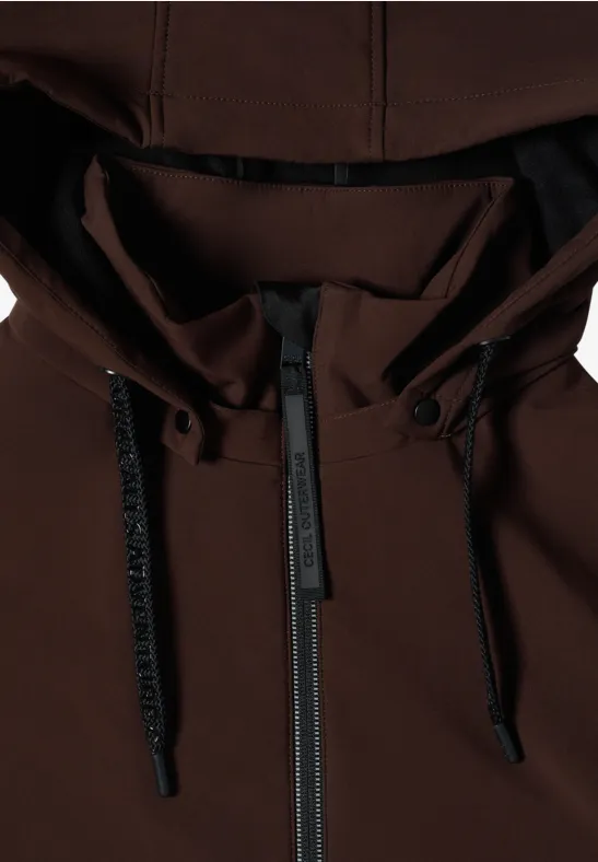 Nahaufnahme einer braunen Kapuzenjacke mit Reißverschluss und Kordelzügen.