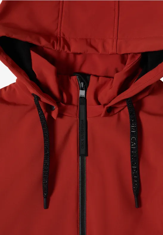 Nahaufnahme einer roten Kapuzenjacke mit schwarzem Reißverschluss und schwarzen Kordeln