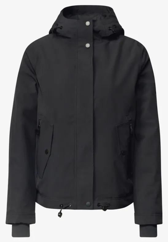Schwarze wasserfeste Jacke mit Kapuze und Knopfleiste.