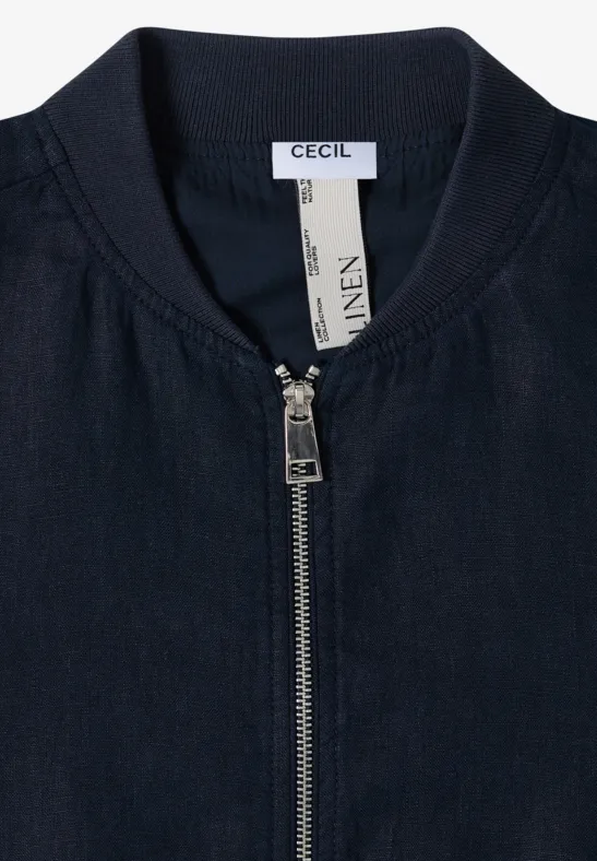 Dunkelblaue Bomberjacke mit Reißverschluss und CECIL-Label am Kragen