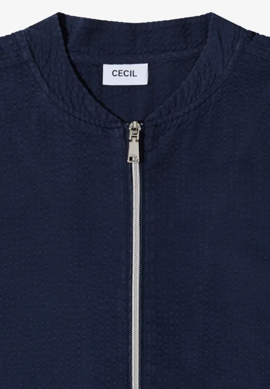 Marineblaue Bomberjacke mit Textur, silbernem Reißverschluss und CECIL-Label am Rundhalsausschnitt.