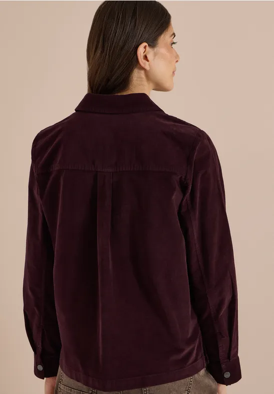 Veste en velours côtelé bordeaux vue de dos, col chemise et poignets boutonnés.