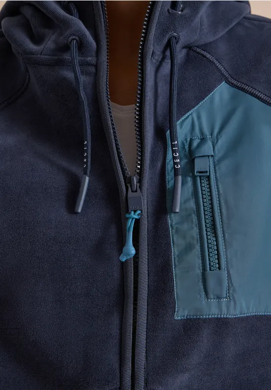 Dunkelblaue Kapuzen-Fleecejacke mit hellem Brusttaschen-Reißverschluss und Kordelzug.