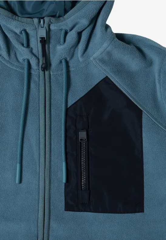 Blauw-groene fleecejas met capuchon en zwarte diagonale ritssluiting op de borstzak.