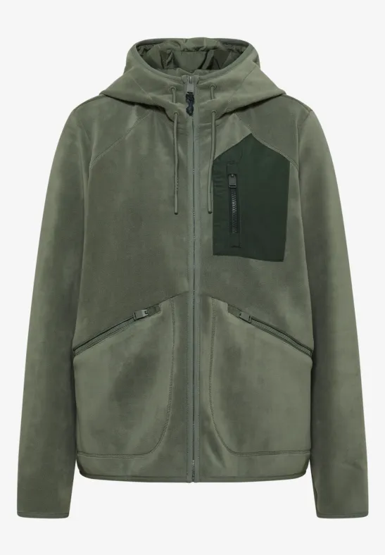 Olivgroene fleecejas met capuchon, ritssluiting over de hele lengte, contrasterende borstzak en steekzakken.