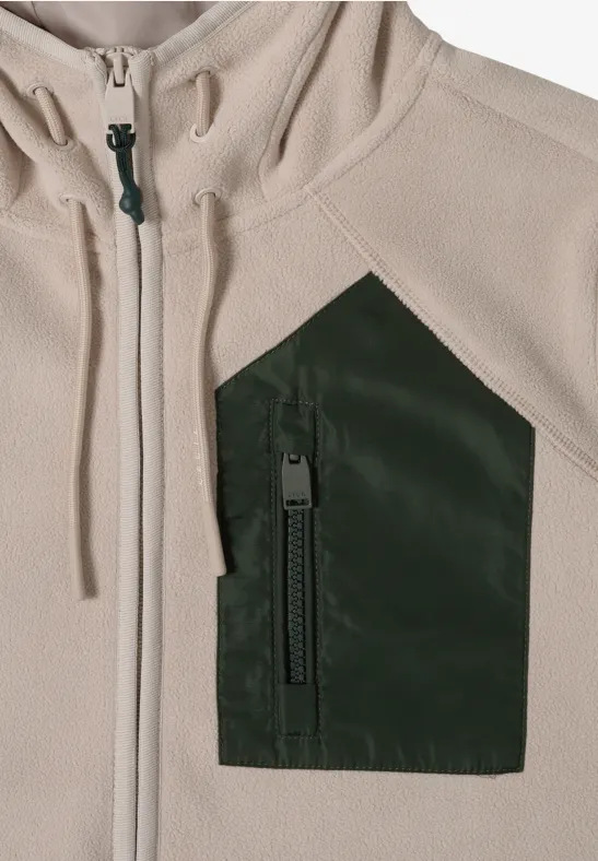 Hellbeige Fleecejacke mit Kapuze, Kordelzug, Reißverschluss und grünem Brusttascheinsatz.