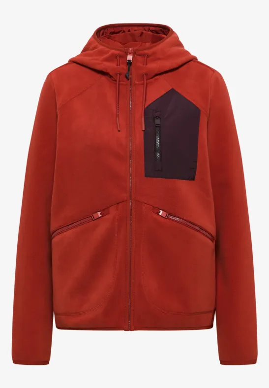 Rotes Fleece-Hoodie mit Kapuze, Front-Reißverschluss, zwei schräge Reißverschlusstaschen und schwarzer Brusttasche.