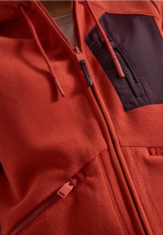 Rote Fleecejacke mit Reißverschluss, Kapuze mit Kordelzug und kontrastierender Brusttasche.
