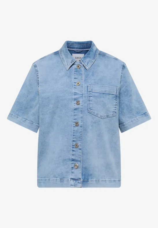 Kurzärmeliges, hellblaues Jeanshemd mit Brusttasche und Knopfleiste.