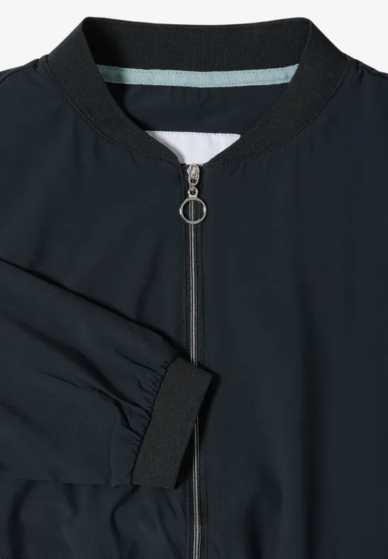 Blouson aviateur noir avec fermeture éclair argentée à anneau et col montant côtelé, vue détaillée.
