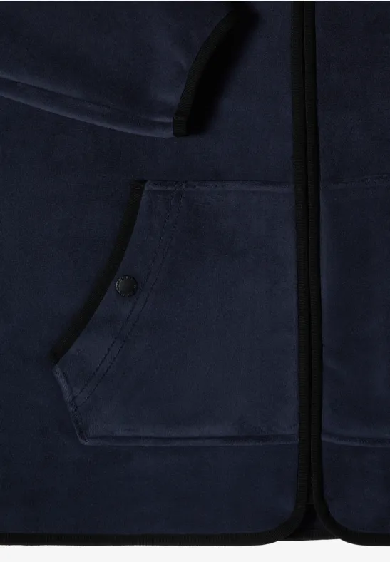Dunkelblaue Samtjacke mit Reißverschluss und Kängurutasche vorne.