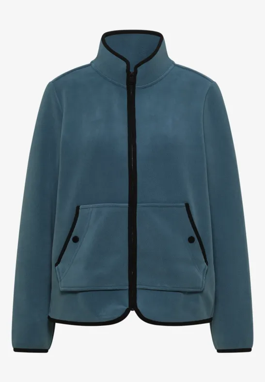 Blau-grüne Fleecejacke mit Stehkragen, durchgehendem Reißverschluss und aufgesetzten Taschen mit Knöpfen.