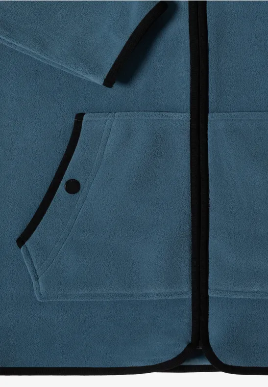 Blauer Fleece-Hoodie mit schwarzem Reißverschluss und Knopftasche.
