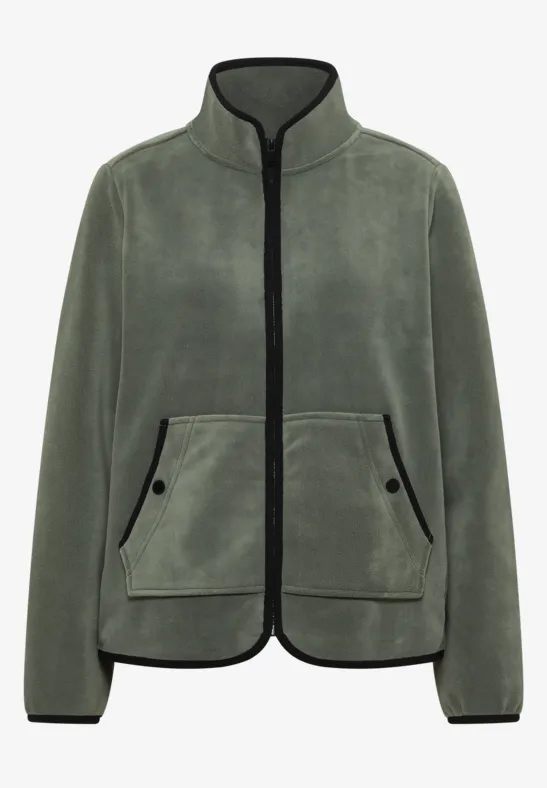 Khakigrüne Fleecjacke mit Stehkragen, Reißverschluss, kontrastierenden schwarzen Kanten und aufgesetzten Taschen.