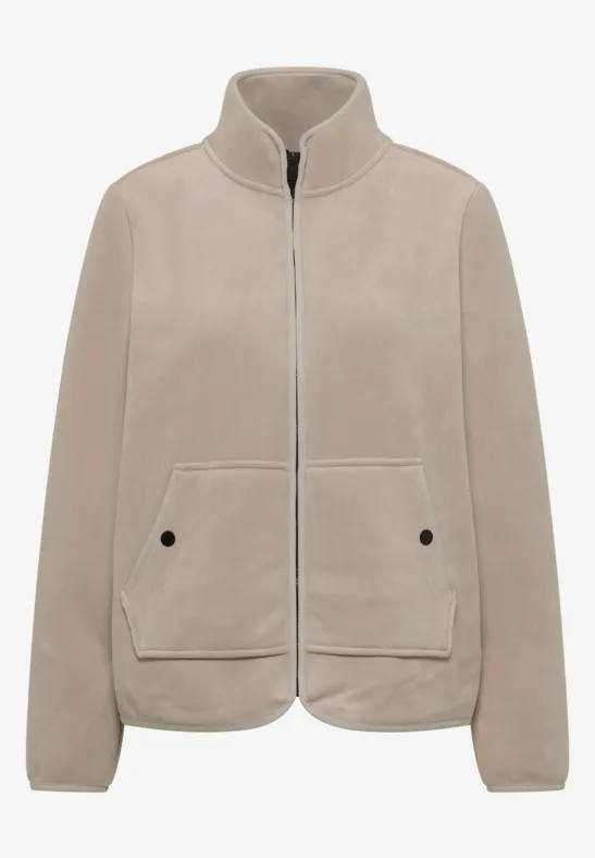 Beige Reißverschlussjacke mit hohem Kragen und zwei aufgesetzten Taschen, schlicht und modern.