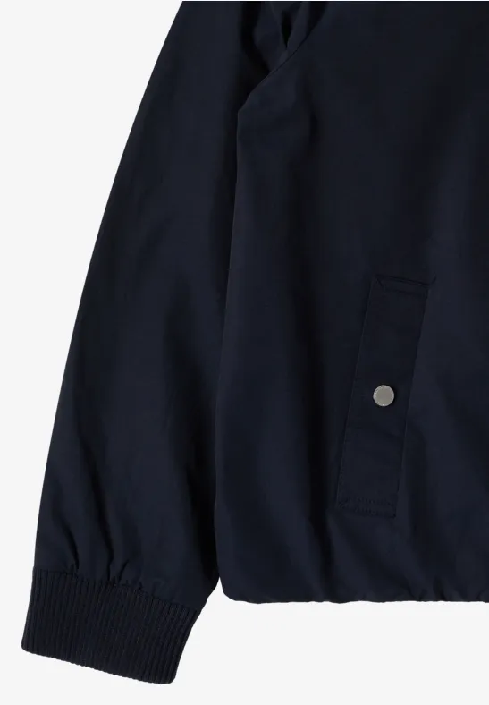 Dunkelblaue Jacke mit elastischem Ärmelbündchen und seitlicher Tasche mit Druckknopf.