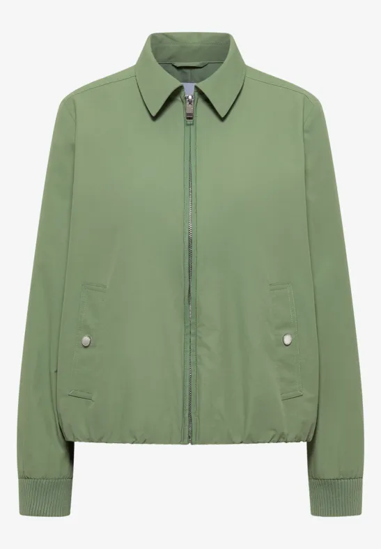 Veste courte verte à col chemise, fermeture éclair et poches avant à boutons-pression.