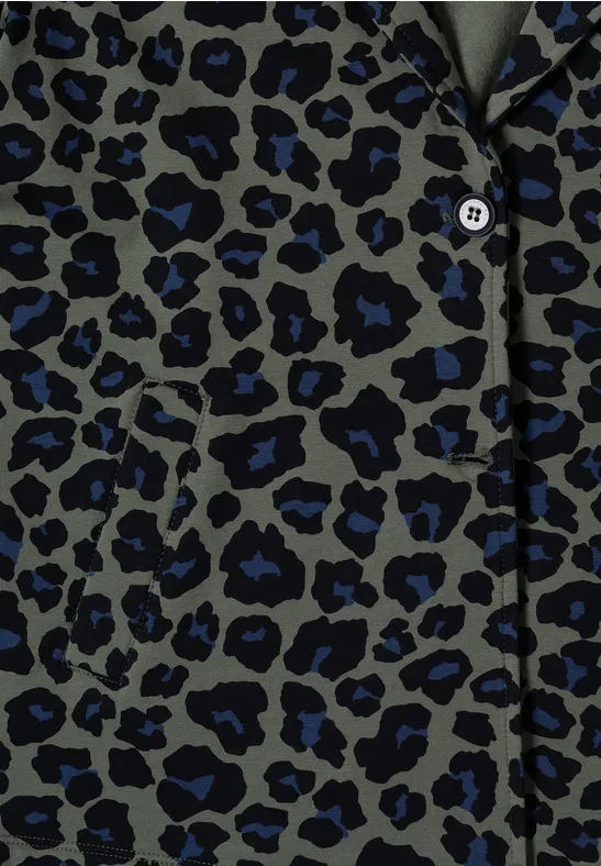 Tissu vert olive à motif léopard bleu-noir avec un bouton visible