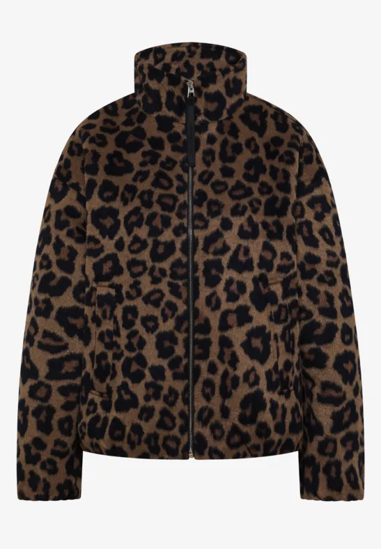 Bruine gewatteerde jas met leopardprint en hoge kraag.