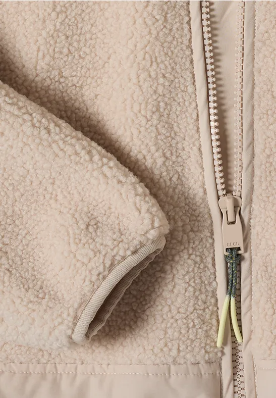 Beige Sherpa-Fleecejacke mit durchgehendem Reißverschluss und Nahttaschen.