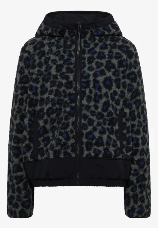 Donkere capuchonjas met blauwgrijze luipaardprint, ritssluiting, zakken en geribbelde boorden bij mouwen en zoom.