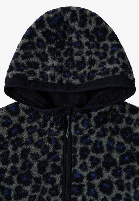 Fleecevest met capuchon, grijs met zwarte leopardprint en subtiele blauwe accenten, volledig met ritssluiting.