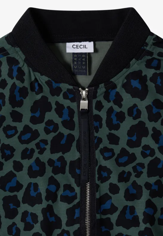 Dunkelgrüne Bomberjacke mit schwarzem und blauem Leopardenmuster und silbernem Reißverschluss.